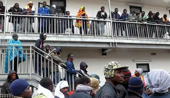 Italia fumiga a inmigrantes contra la "sarna"