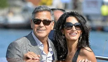 Clooney y su prometida llegan a Venecia para boda 