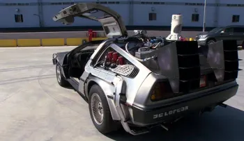 Una máquina del tiempo DeLorean que funciona con ropa reciclada
