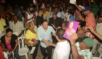 Abel Martínez arrecia su candidatura a alcalde en calles de Santiago
