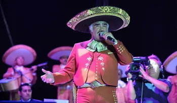 Muere Vicente Fernández; un ícono de la música mexicana. Grabó más de 300 canciones
