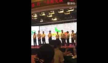 Empleados de un banco azotados por mal desempeño en el trabajo (VIDEO)