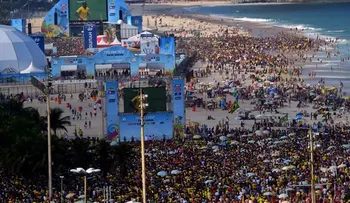 Video e imágenes impactantes: Un robo masivo provoca una estampida en Copacabana 
