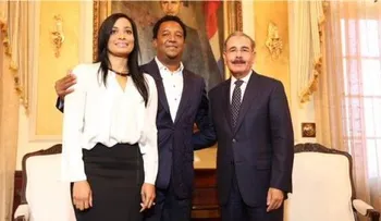 Danilo Medina recibe a Pedro Martínez y la juramenta como embajador