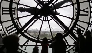 Científica explica por qué el tiempo fluye hacia adelante y no al revés