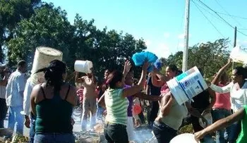 Denuncian reciben agua contaminada en Herrera