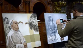 "El papa Francisco tiene un aura blanca", dice la artista que le rinde tributo en su obra