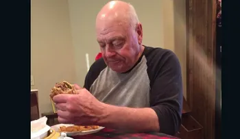 ¿Recuerdas al abuelo al que sus nietos dejaron cenando solo? Ã?l ya no está triste