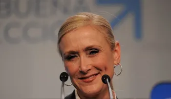 Presidenta regional española acude al pleno con una camiseta de 'Game of Thrones'