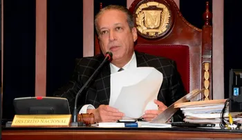 Reinaldo Pared Pérez defiende al coronel Fernández Domínguez