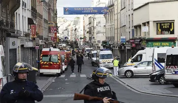 Presunta terrorista se suicida con chaleco explosivo durante redadas masivas en París