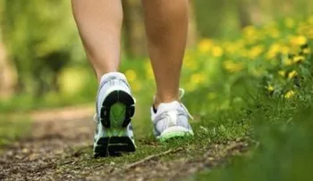 Caminar una hora al día podría mantener la artritis a raya