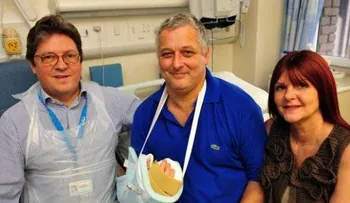 Médicos hacen el primer trasplante de manos en Reino Unido