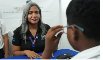 INABIE y SNS entregan dispositivos médicos en escuelas