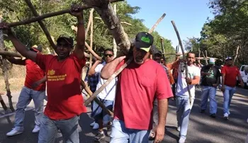 Realizan vía crucis hacia el Palacio Nacional por Loma Miranda