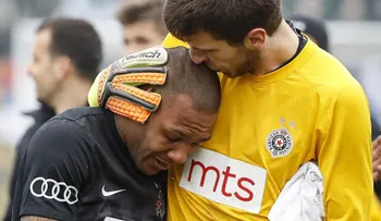 Un futbolista salió llorando del estadio por los insultos racistas de la afición