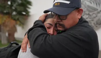 Marinera estadounidense regresa de la guerra y reencuentra en la frontera a su padre deportado a México