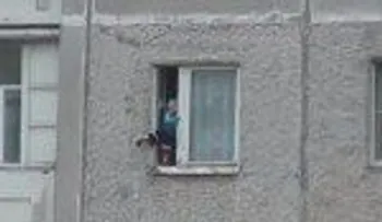 ¡Pánico! Niño juega en ventana de un 8vo piso
