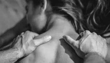 Aprende cómo dar un buen masaje de espalda a tu pareja