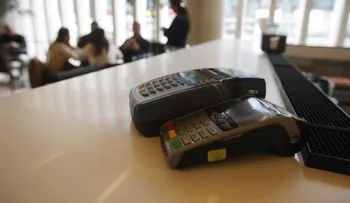 Apresan camarero clonaba tarjetas de clientes para robarles dinero 
