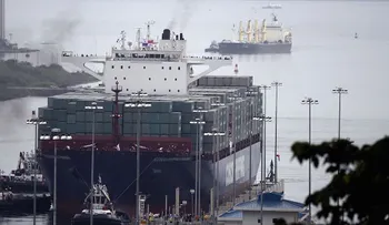 Un inmenso barco chino inaugura la histórica ampliación del Canal de Panamá