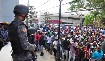Entrega de carnés a haitianos se convierte en un desorden 