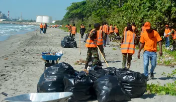 Brigadas de Obras Públicas se unen a jornada de limpieza de playas