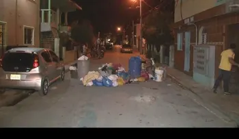 Bloquean calle con basura en protesta en La Romana
