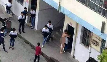 Maestro intenta violar a estudiante en salón y frente a la vista de todos