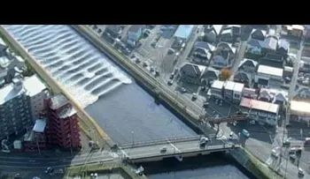 Captan el momento en que el tsunami tras el terremoto de Japón invierte el caudal de un río (VIDEO)