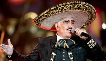 Vicente Fernández está siendo alimentado por una sonda; sigue en terapia intensiva 