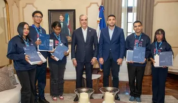 Abinader recibe a los cinco jóvenes que impusieron récord mundial de lectura en voz alta