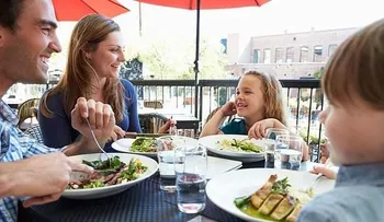 Comer en familia mejora el comportamiento de los hijos