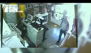 ¡Con bebé en brazos! Ladrones roban mercancía de establecimiento