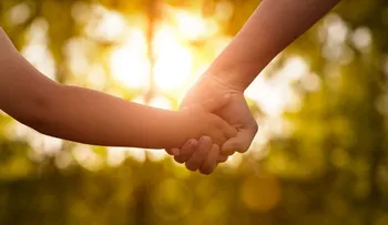 La desgarradora decisión de una madre de publicar la foto de su hijo con cáncer en Facebook y su conmovedora carta