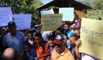 Estudiantes reciben clases en corral de vacas, en Jarabacoa; exigen una escuela