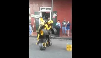 El hombre transformer (Video)