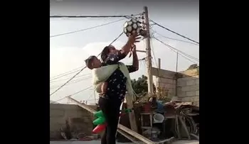 Se gana el corazón de miles de personas por hacer malabares con bebe en sus hombros