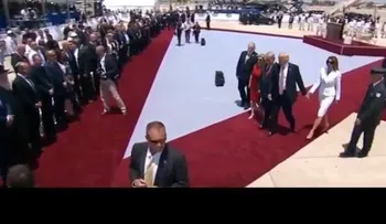 Melania le hace el "fo" otra vez a Donald Trump; se niega a tomarse una foto (VIDEO 2)