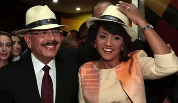 Cándida Montilla de Medina lleva juguetes a comunidades de Guerra, en San Luís