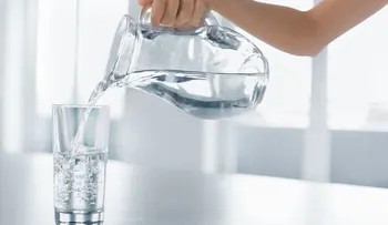 Los riesgos de tomar agua cuando el cuerpo no lo pide