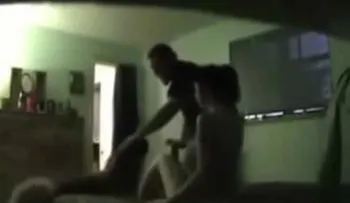 Un hombre descubre la infidelidad de su mujer infiel con una cámara oculta 