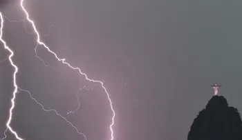 Video: Así cayó el rayo sobre el Cristo Redentor de Río de Janeiro