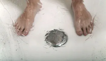 Porqué debes orinar en la ducha según la ciencia