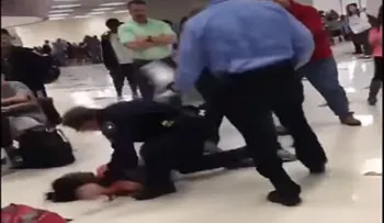 Un policía noquea a una estudiante afroamericana de EE.UU. (VIDEO)