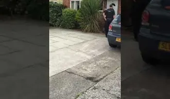 La Policía echa abajo puerta de su casa, pero él escapa por la ventana