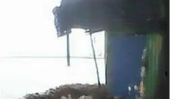 Fuertes oleajes derriban una casa y árboles en Montecristi