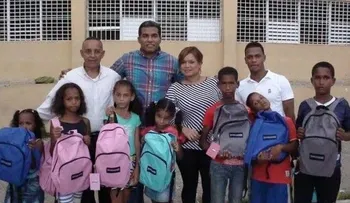 Entregan útiles escolares a 250 niños de los Frailes Segundo