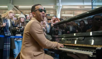 John Legend sorprende con este concierto callejero en Londres