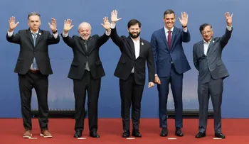 Boric: "La democracia está en peligro, y la amenaza va más allá de la fuerza militar"